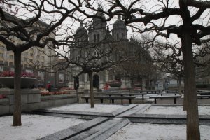 Nas imediações da Igreja